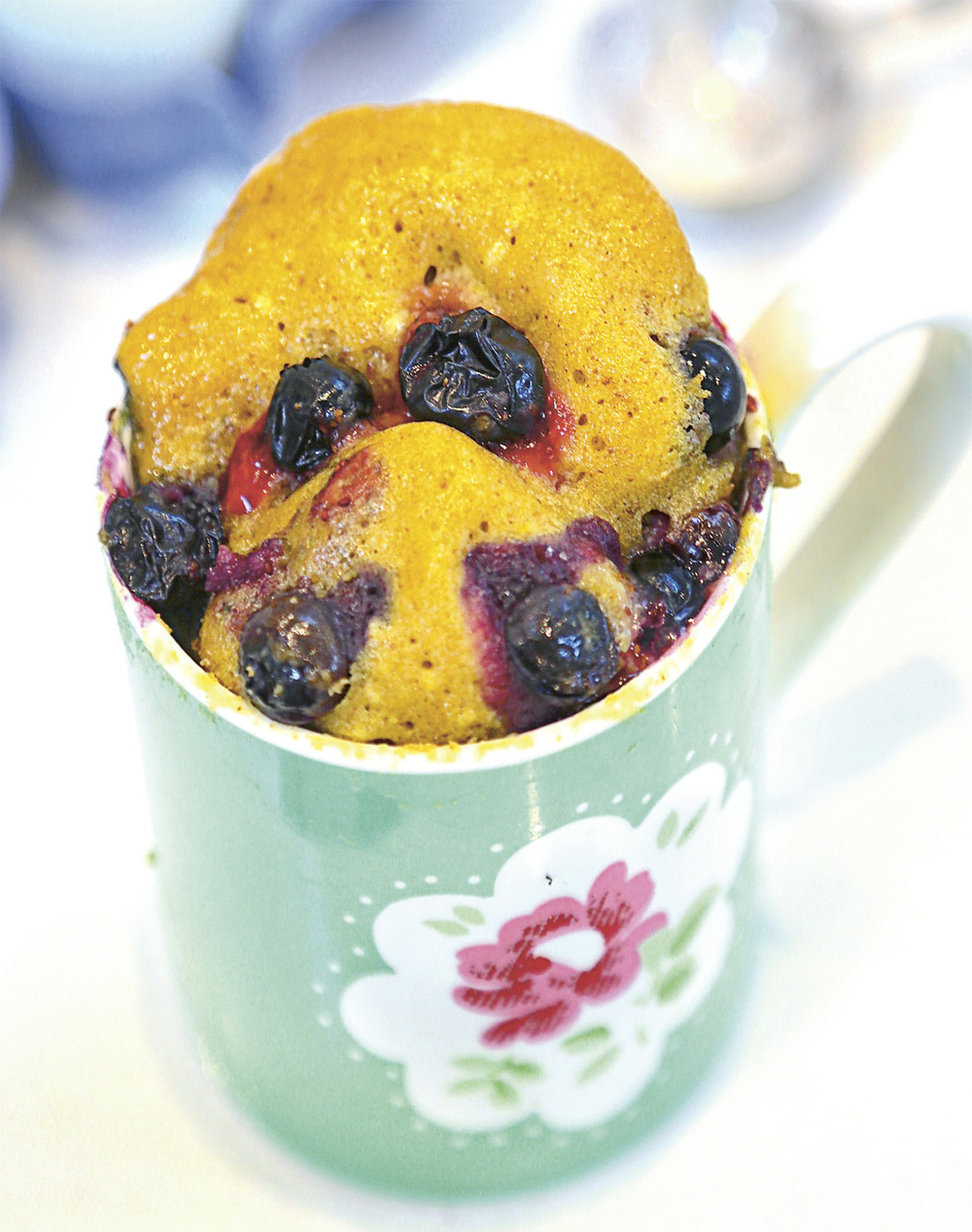 Cinnamon berry mug cake