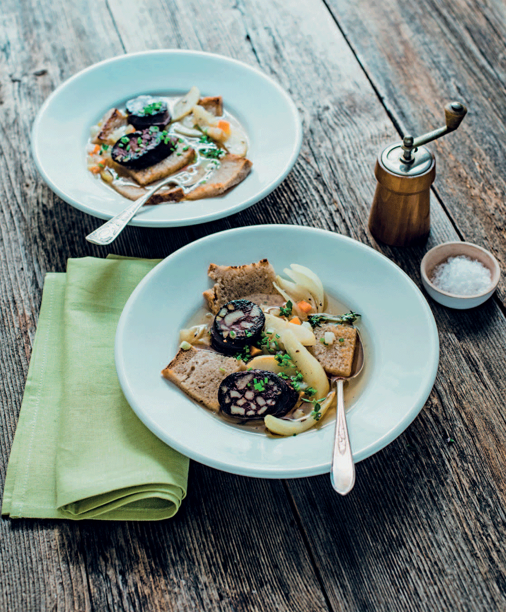 Bread soup with fried onions and blood sausage recipe