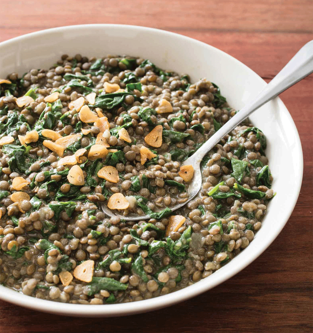 Lentils with spinach and garlic chips recipe
