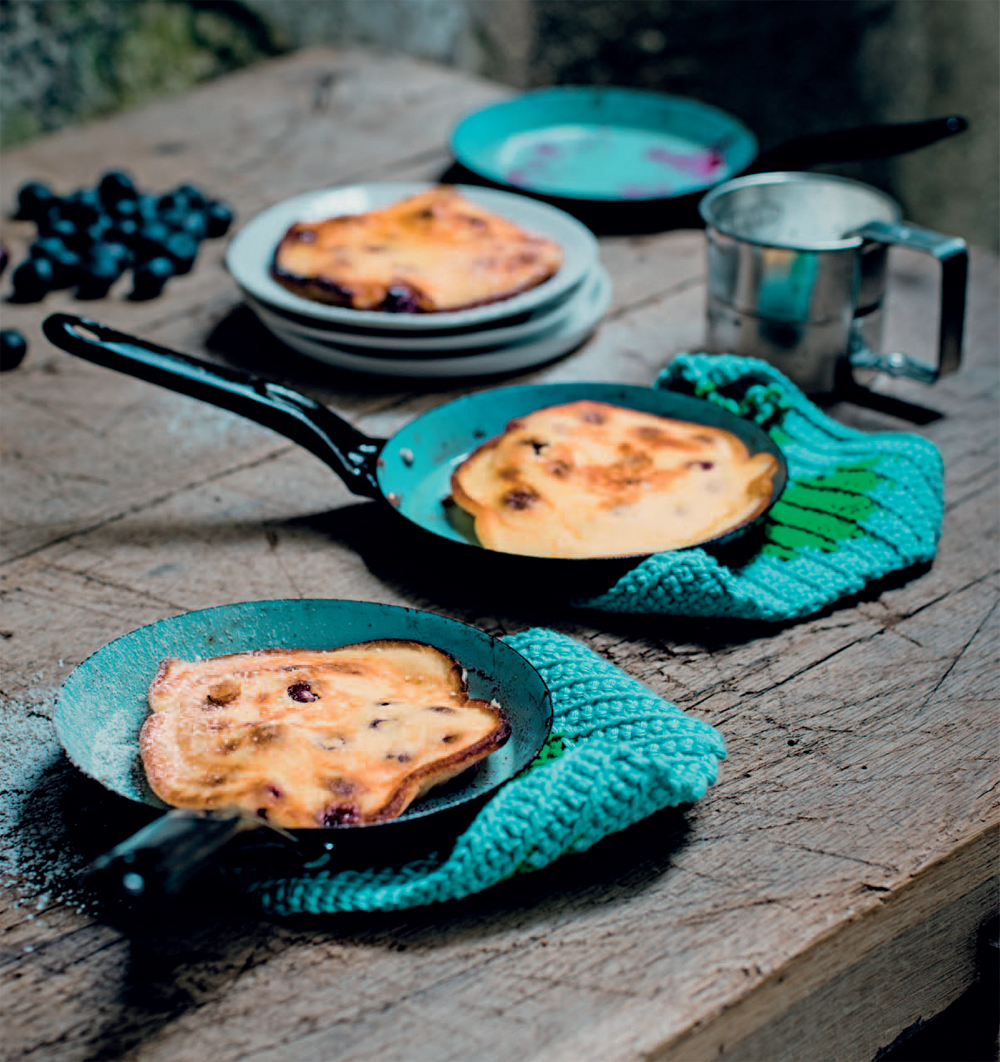 Blueberry pancakes with sour cream recipe