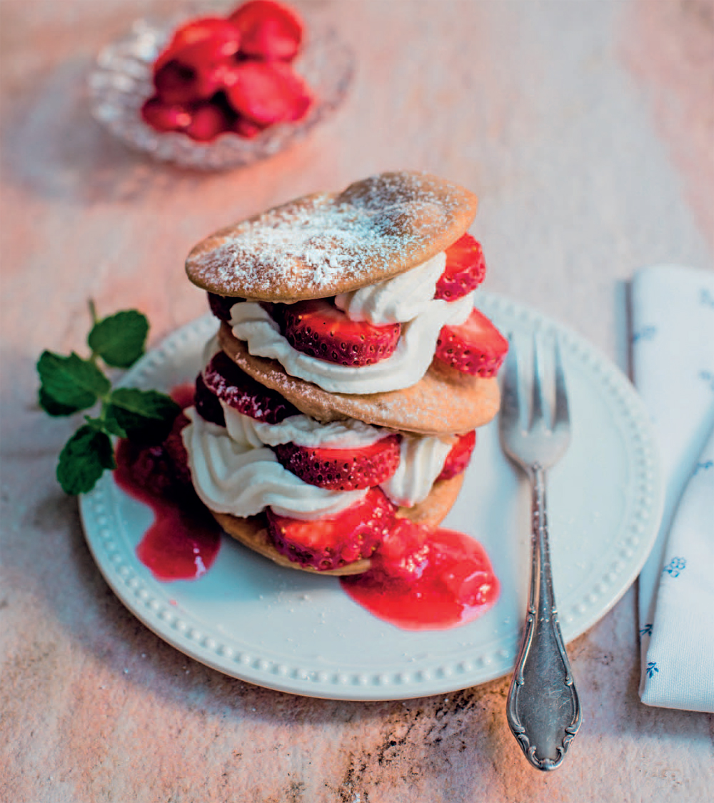 Fried dough with strawberries and cream recipe