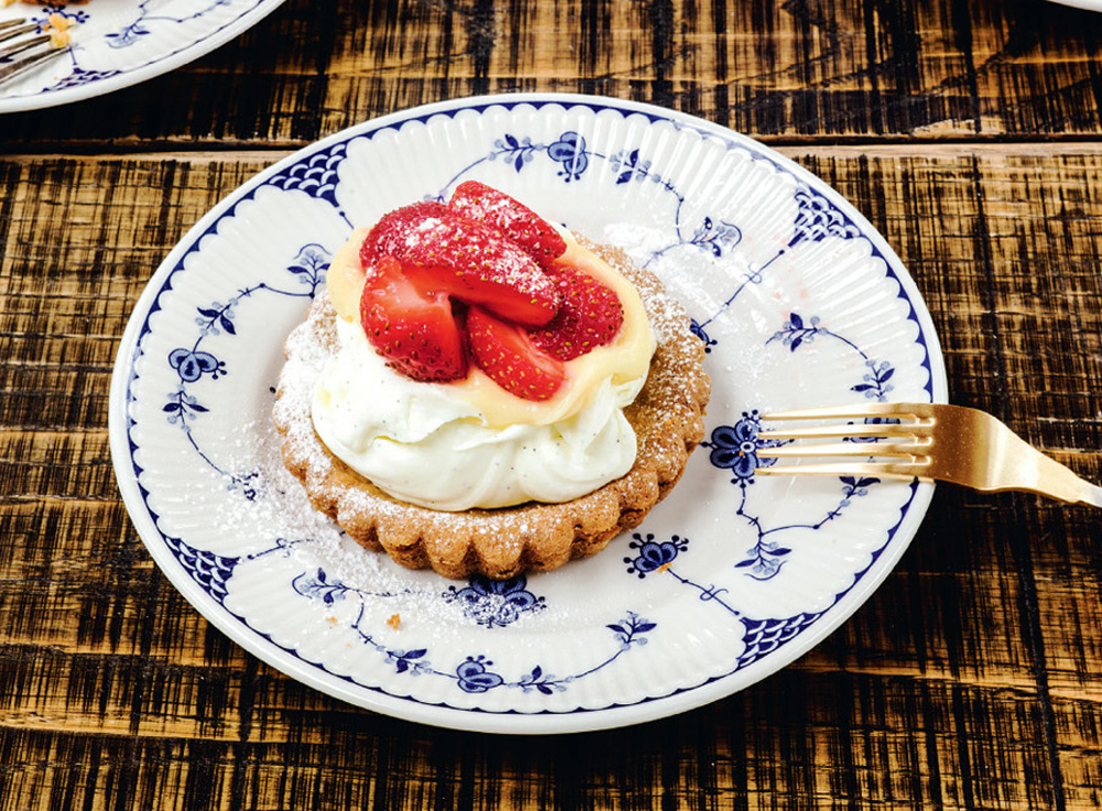 Lemon curd and mascarpone tartlets with strawberries recipe
