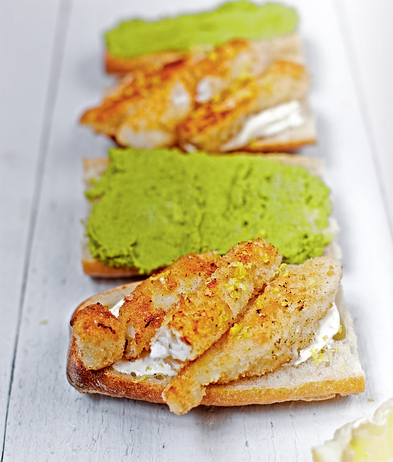 Baguette with fish fingers and pea puree recipe