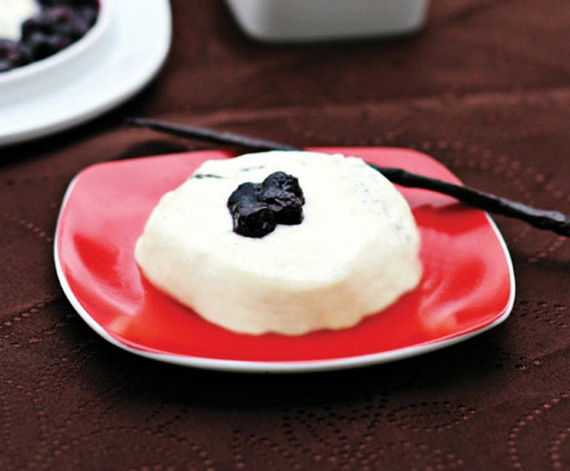 Gelatin-free panna cotta with blueberries recipe