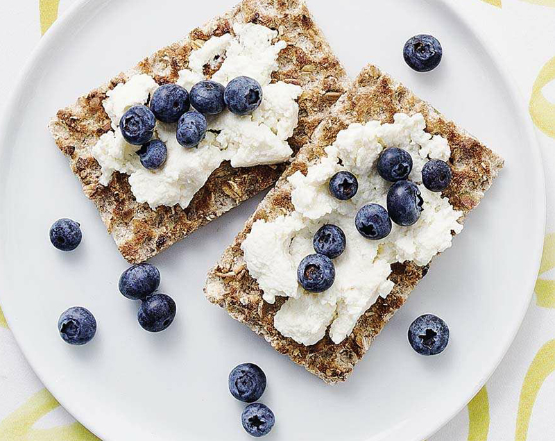 Crispbreads with blueberries & ricotta recipe